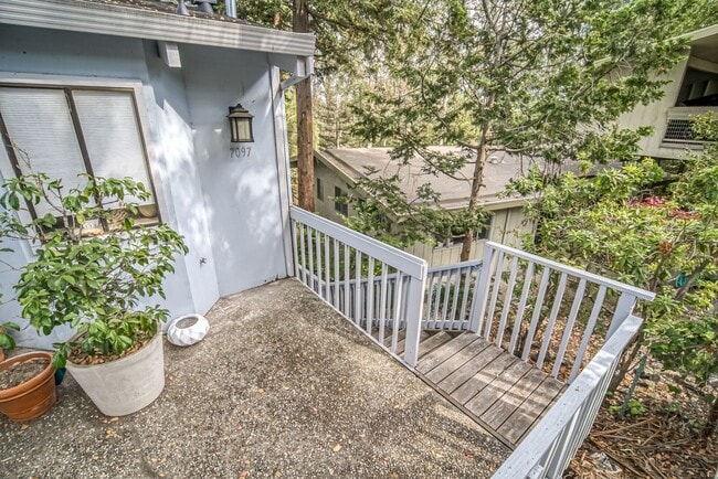 7099 Pinehaven Rd in Oakland, CA - Building Photo - Building Photo