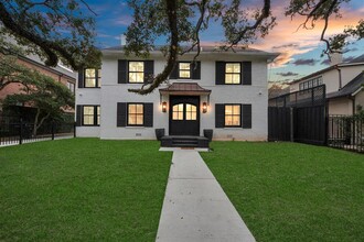 2111 Sunset Blvd in Houston, TX - Building Photo - Building Photo