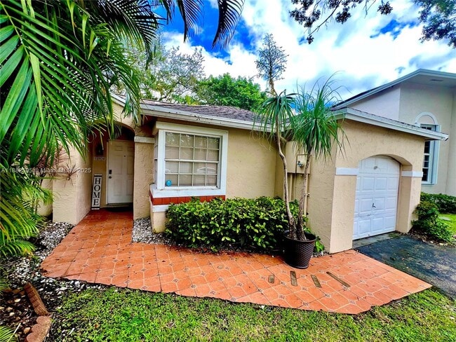 11904 NW 12th St in Pembroke Pines, FL - Foto de edificio - Building Photo
