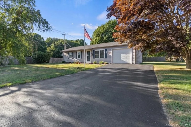 8 Indian Field Rd in Groton, CT - Foto de edificio