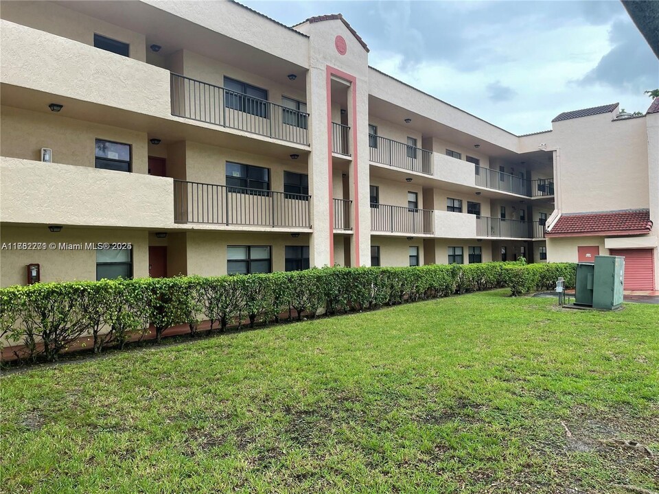 3252 Foxcroft Rd in Miramar, FL - Building Photo