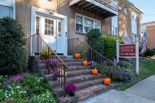 Parkwood Gardens in Edison, NJ - Building Photo