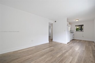 3200 Mary St-Unit -11 in Miami, FL - Building Photo - Building Photo