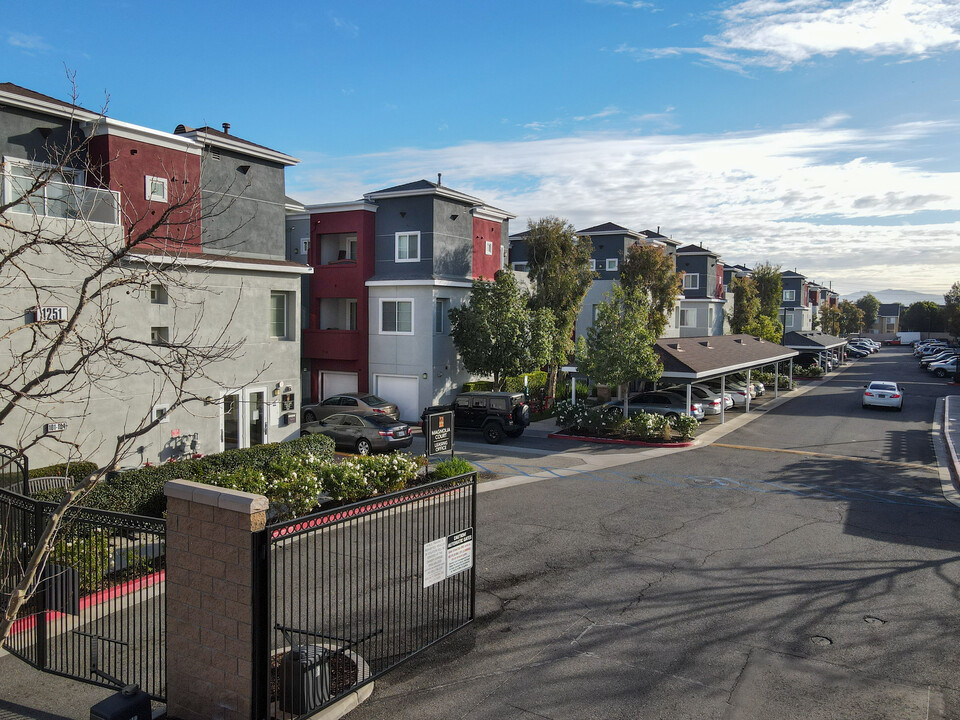 Magnolia Court Townhomes in Corona, CA - Foto de edificio