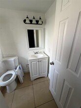 1735 W 60th St, Unit M201 in Hialeah, FL - Foto de edificio - Building Photo