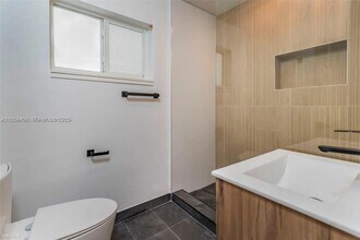 1421 NE 30th Ct in Oakland Park, FL - Building Photo - Building Photo