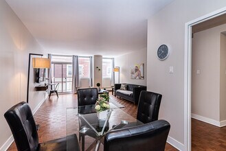 1272 Rue Redpath-Crescent in Montréal, QC - Building Photo - Building Photo