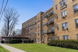218 Broad Ave, Unit BC in Leonia, NJ - Building Photo
