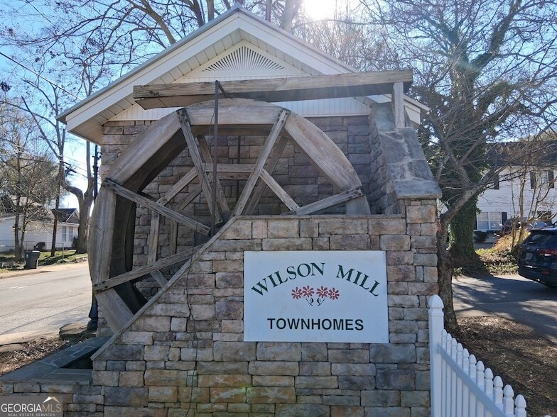 209 E Wilson St in Villa Rica, GA - Foto de edificio