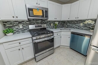 142 Darwin Ln in North Brunswick, NJ - Building Photo - Building Photo