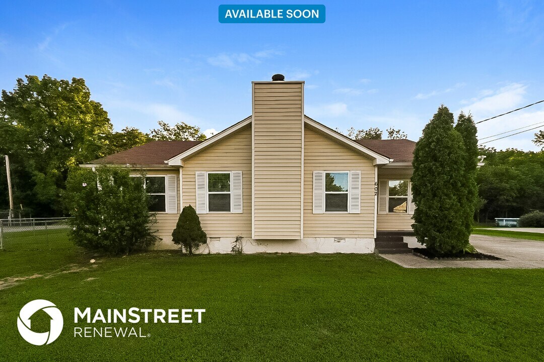 602 Woodcrest Dr in La Vergne, TN - Building Photo