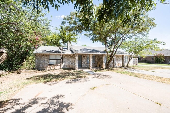 1207 N Pacific Ave in Iowa Park, TX - Building Photo - Building Photo