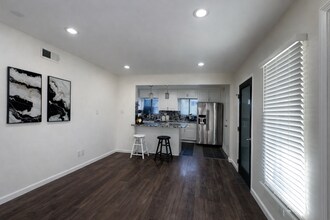 24351 Shadeland Dr in Santa Clarita, CA - Building Photo - Building Photo