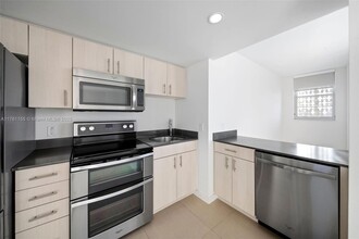 910 West Ave, Unit 1123 in Miami Beach, FL - Foto de edificio - Building Photo