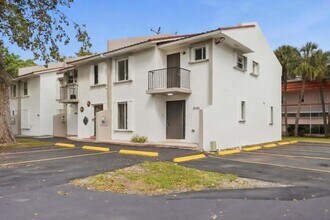 3907 NW 76th Terrace in Hollywood, FL - Building Photo - Building Photo