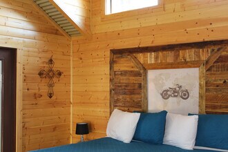 299 Willow Springs Dr in Pipe Creek, TX - Building Photo - Building Photo