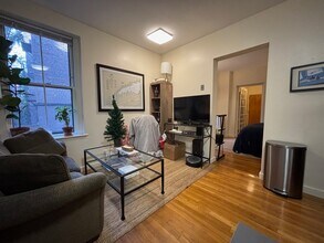 69 Myrtle St, Unit 3 in Boston, MA - Foto de edificio - Building Photo