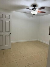 8039 Lake Dr in Doral, FL - Building Photo - Building Photo