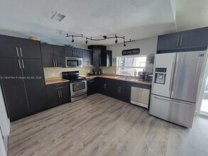 12041 NW 34th Pl in Sunrise, FL - Building Photo - Building Photo