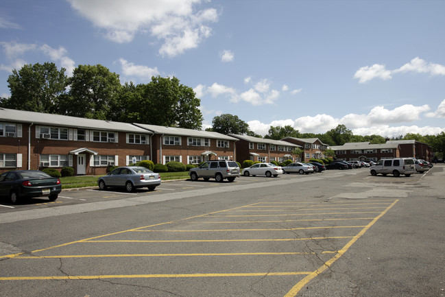 Cedar Ridge Gardens in Teaneck, NJ - Building Photo - Building Photo