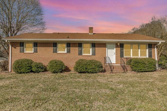 601 N Main St in Mount Holly, NC - Building Photo - Building Photo