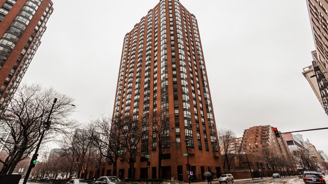 property at 899 S Plymouth Ct