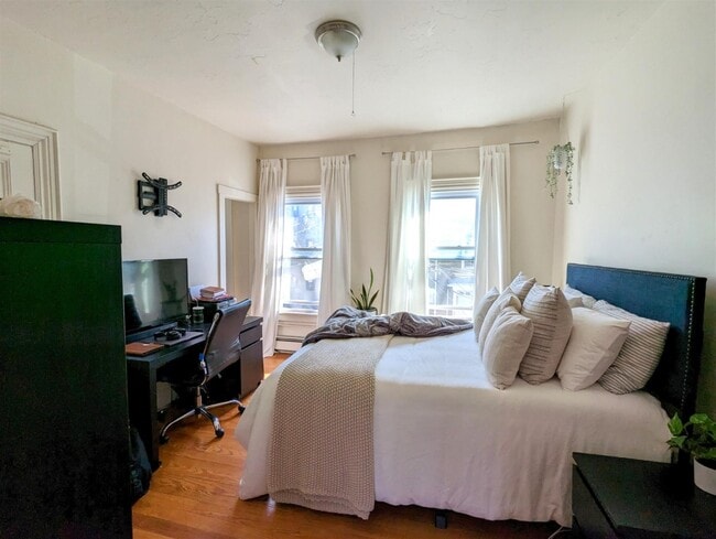 8 Evergreen Sq, Unit 2 in Somerville, MA - Building Photo - Building Photo