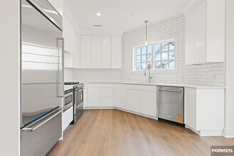 445 Ramapo Valley Rd, Unit 1 in Oakland, NJ - Building Photo - Building Photo