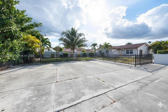 2348 SW 138th Pl in Miami, FL - Foto de edificio - Building Photo