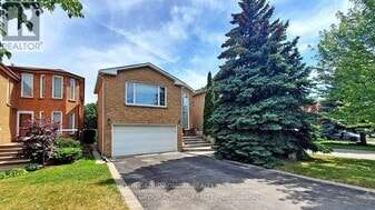 45 Pinewood Dr in Vaughan, ON - Building Photo