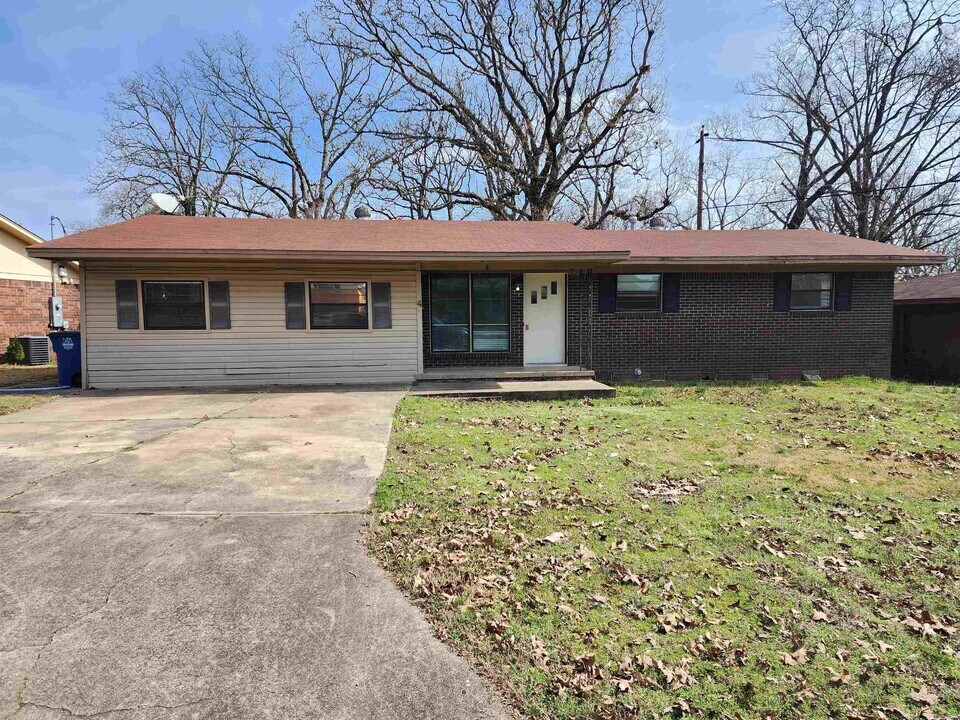 4 La Vista Dr in North Little Rock, AR - Building Photo