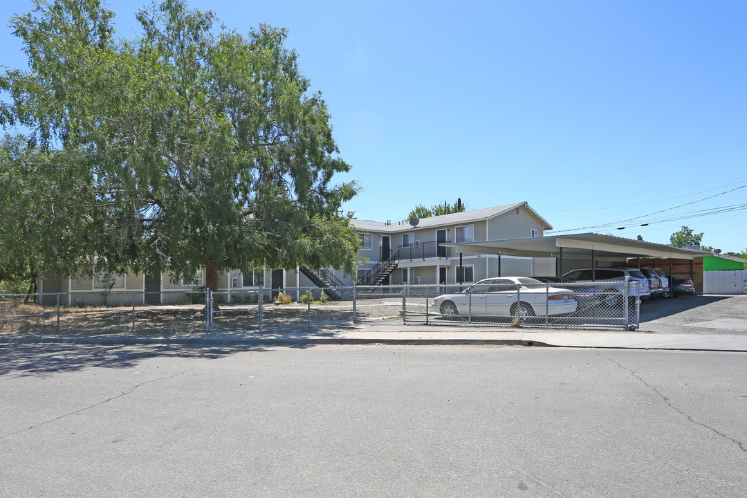 921 E Lingo Ave in Reedley, CA - Building Photo