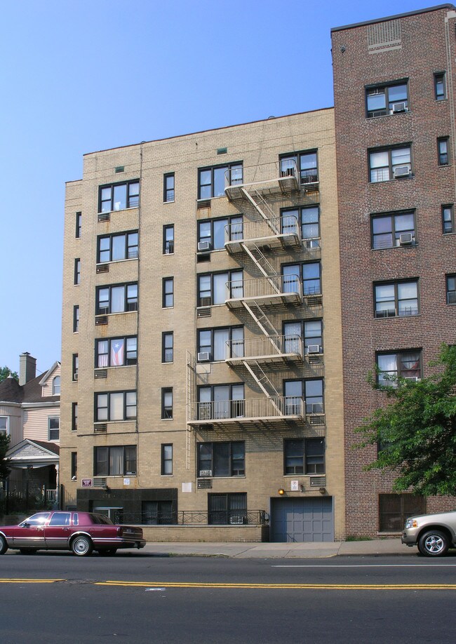 278 Bedford Park Blvd in Bronx, NY - Foto de edificio - Building Photo