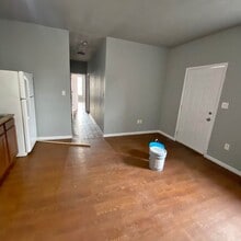 446 6th Ave, Unit Upstairs Apartment in Huntington, WV - Foto de edificio - Building Photo