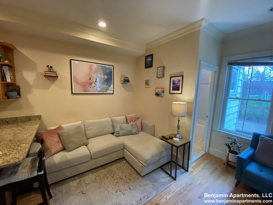 25 Lothrop St, Unit 1 in Boston, MA - Building Photo