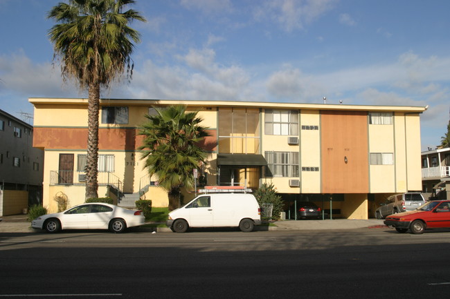 7121 Woodman Ave in Van Nuys, CA - Building Photo - Building Photo