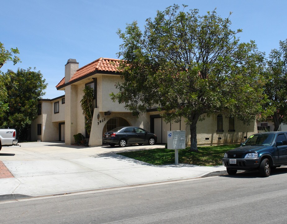 7911 Glencoe Dr in Huntington Beach, CA - Building Photo