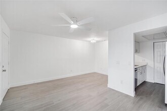 4928 W Gandy Blvd in Tampa, FL - Building Photo - Building Photo