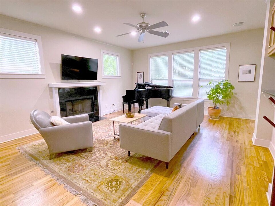 930 E 50th St in Austin, TX - Building Photo