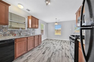 6607 Colonial Rose Ln in Rosenberg, TX - Foto de edificio - Building Photo