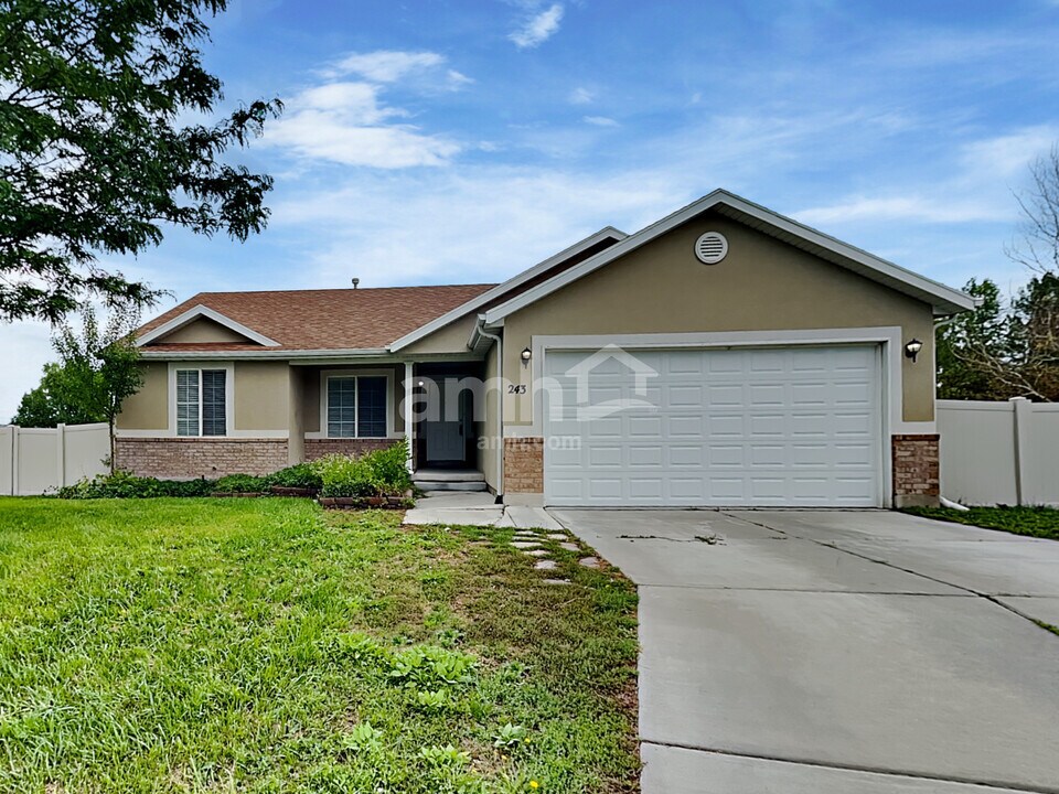 243 W Peppermint Cir in Saratoga Springs, UT - Building Photo