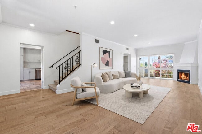 851 N San Vicente Blvd in West Hollywood, CA - Building Photo - Building Photo