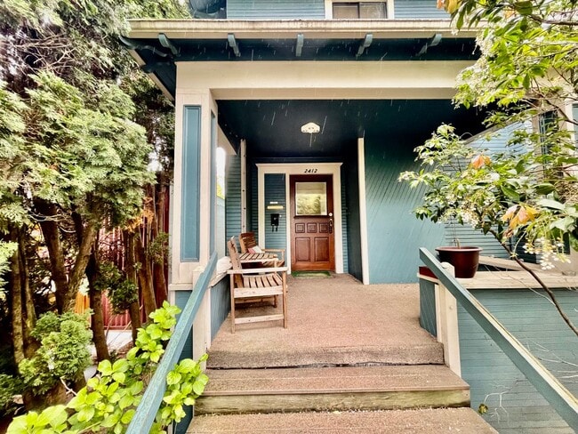 2412 SE Belmont St in Portland, OR - Building Photo - Building Photo