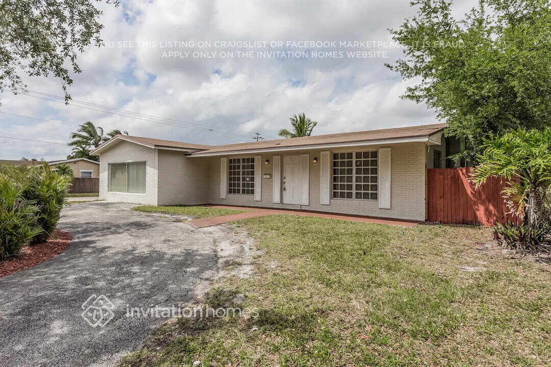 4915 Johnson St in Hollywood, FL - Building Photo