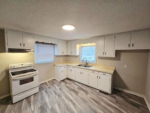 1028 E Hanover Rd in Graham, NC - Building Photo - Building Photo