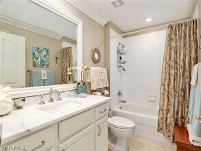 8138 Saratoga Dr in Naples, FL - Foto de edificio - Building Photo