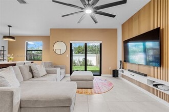 4917 Oakmont Dr in Davie, FL - Building Photo - Building Photo