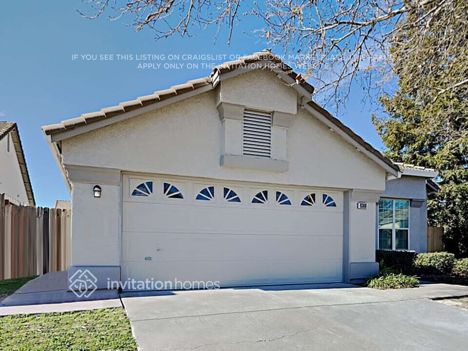9308 Palmerson Dr in Antelope, CA - Building Photo