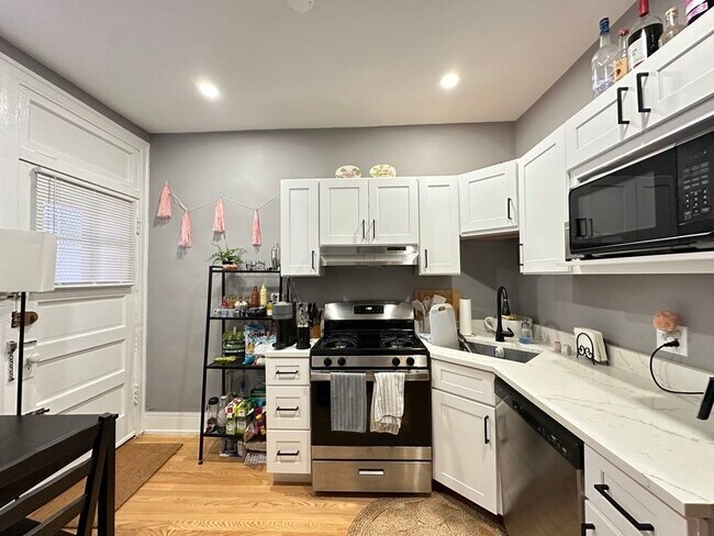 629 W Cornelia in Chicago, IL - Building Photo - Building Photo