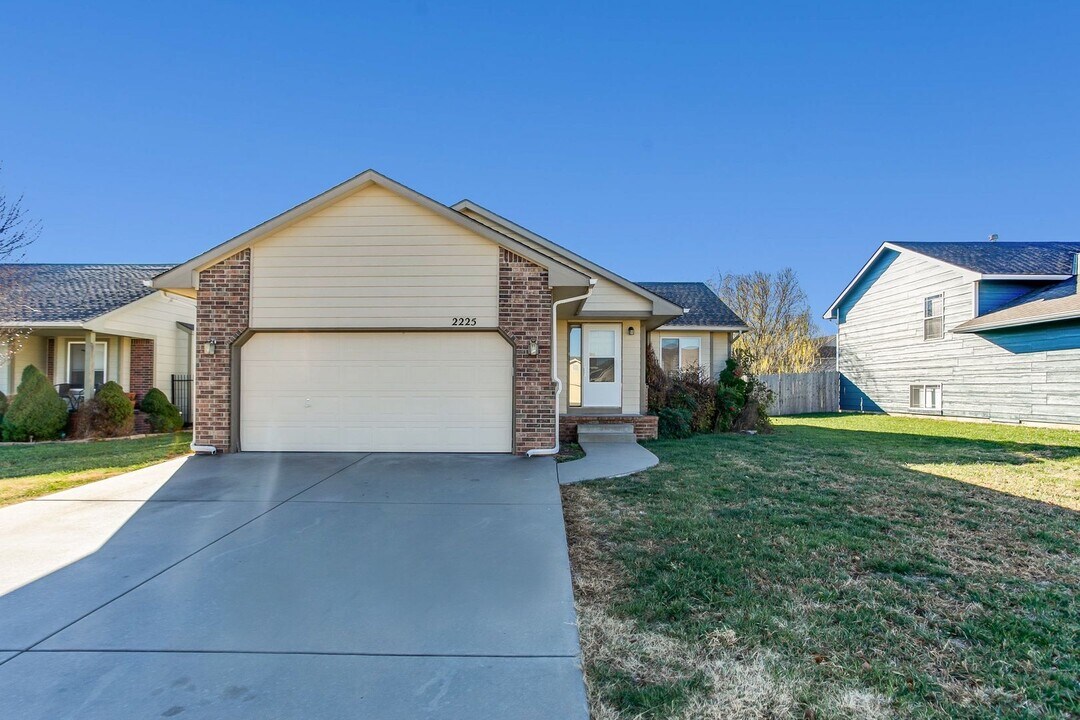 2225 E Curtis Ct in Derby, KS - Building Photo